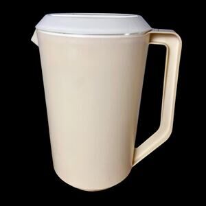 Vintage Rubbermaid 1 Gallon Plastic Beige Pitcher White Slotted Lid 2718 1980s